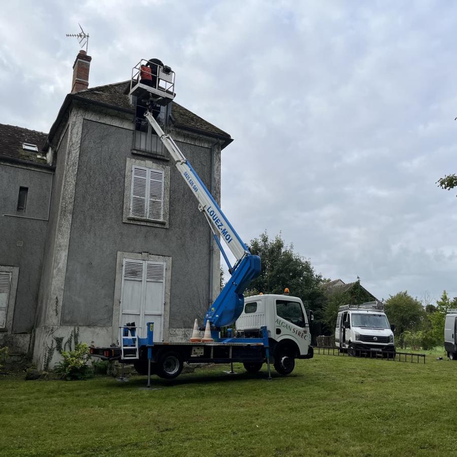 Nettoyage de toiture avec nacelle